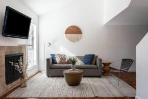 Cozy 2BR Retreat in DT Austin Pets and Parking!